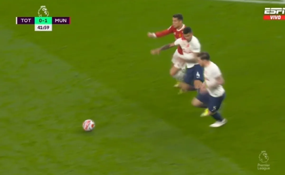El terrible codazo de Ronaldo al Cuti Romero: ¡ni lo amonestaron!