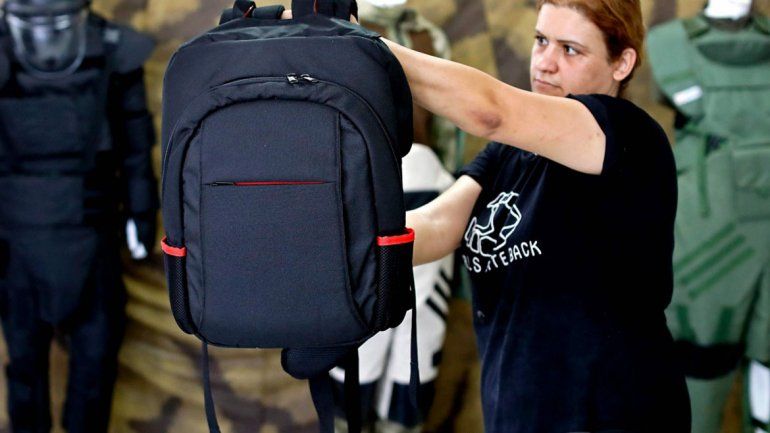 Polémicas mochilas antibalas para casos de tiroteos escolares