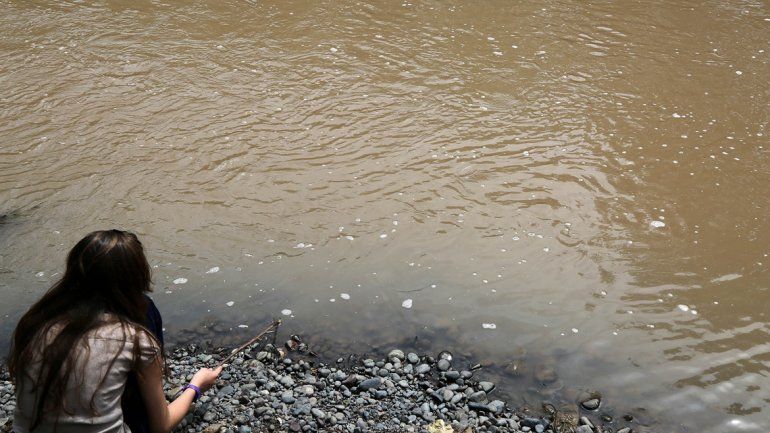 El río Neuquén sumó un nuevo problema con la rotura de un caño cloacal.