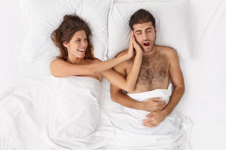 La apnea obstructiva del sueño, es la forma más común del por la que se produce el ronquido al dormir, ocurre cuando los músculos de la garganta se relajan.