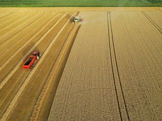 Imagen de archivo de un agricultor francés cosechando su campo de trigo en Haynecourt, en el norte de Francia. 19 de julio, 2020. Fotgrafía tomada con un dron. REUTERS/Pascal Rossignol/Archivo