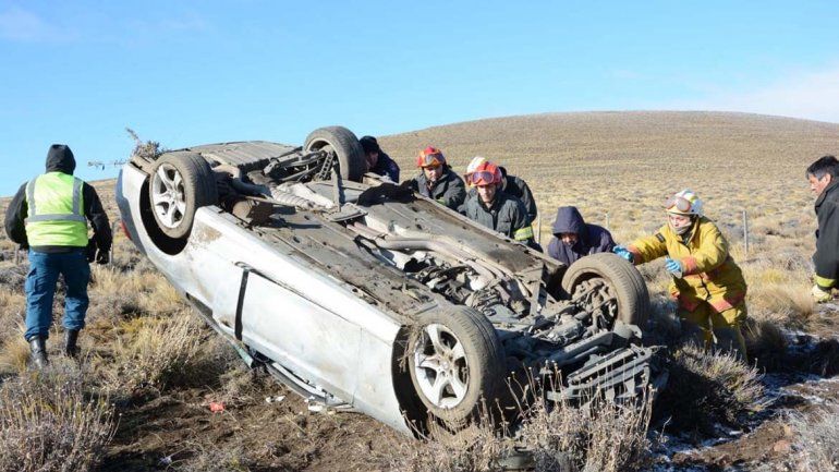 Quiso evitar un accidente y terminó volcando con su auto