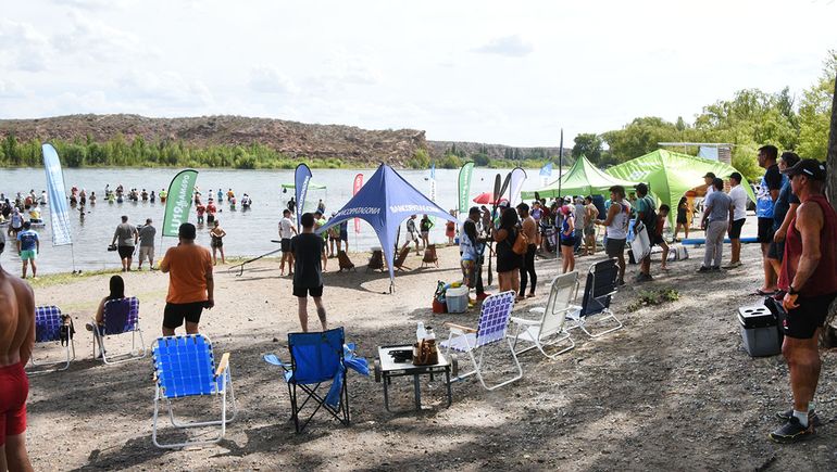 De Plottier a Cipolletti, en 17 fotos así comenzó la Regata del Río Negro