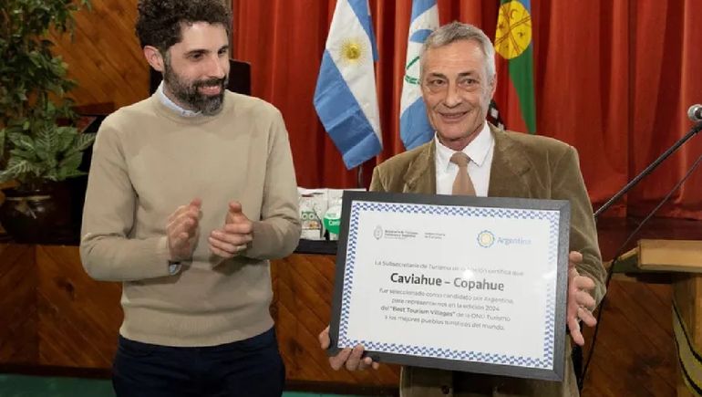 El intendente de Caviahue-Copahue, Oscar Mansegosa recibió el certificado como finalista argentino para participar del Best Tourism Village.