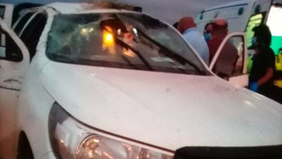 Una camioneta petrolera volcó y los trabajadores fueron hospitalizados