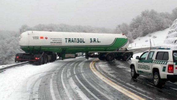 El guardarrail salvó a un camionero de caerse al vacío por un barranco