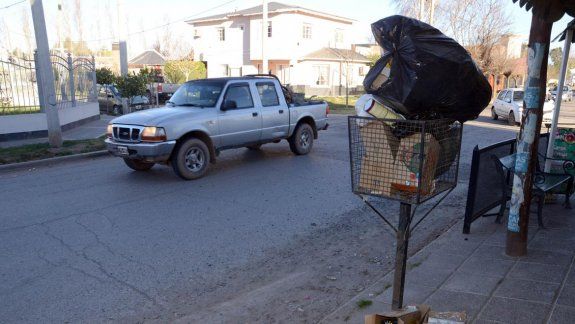 Municipales de Plottier, ayer, durante la toma del corralón. En la ciudad, los canastos de basura están repletos porque desde el jueves no hubo recolección domiciliaria.