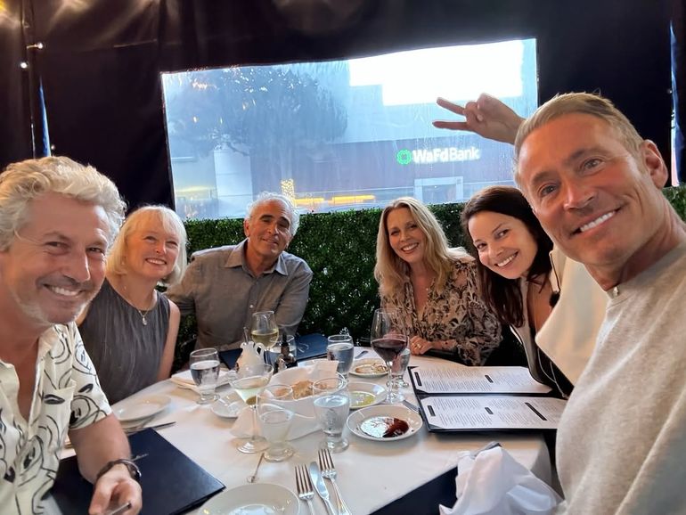 La foto que compartió Fran Drescher, junto a Charles Shaughnessy y responsables de La foto que compartió Fran Drescher, junto a Charles Shaughnessy y responsables de