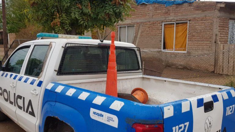 La pareja de la mujer hallada muerta en una vivienda de Centenario permanece demorada.