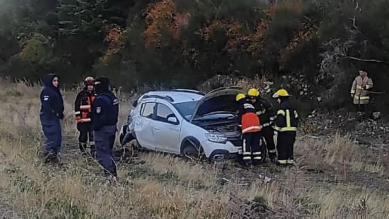 Un auto protagonizó un impactante accidente: despistó y terminó fuera de la ruta