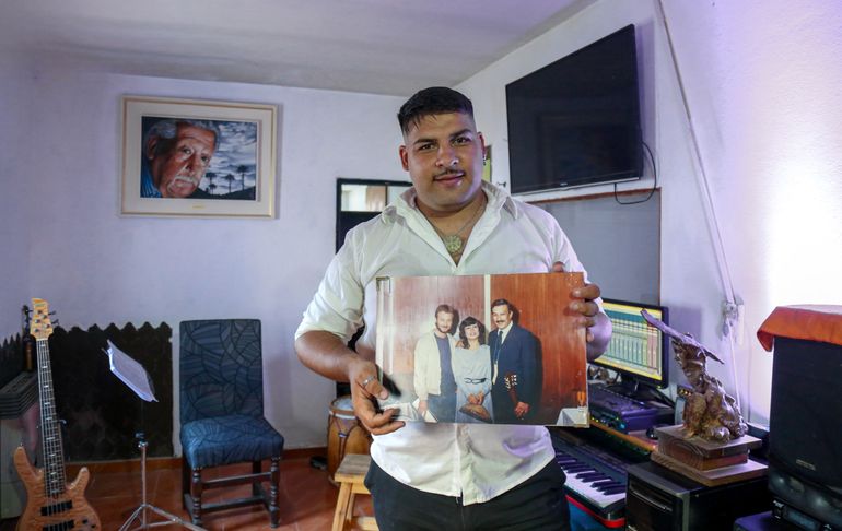 “Traful se sienta a componer donde mi papá lo hacía, en la misma casa, en el mismo barrio. Él sabe que no escribe solo, que al lado está su abuelo. Yo creo que es así. La música de Traful, con los años y las generaciones que pasaron en el medio, no deja de ser música Berbeleana”, dice Marité emocionada. (Foto: Omar Novoa). “Traful se sienta a componer donde mi papá lo hacía, en la misma casa, en el mismo barrio. Él sabe que no escribe solo, que al lado está su abuelo. Yo creo que es así. La música de Traful, con los años y las generaciones que pasaron en el medio, no deja de ser música Berbeleana”, dice Marité emocionada. (Foto: Omar Novoa).