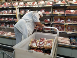 Por ahora las góndolas de los supermercados con los distintos cortes de carne están llenas, pero la ddemanda sigue retraída. Por ahora las góndolas de los supermercados con los distintos cortes de carne están llenas, pero la ddemanda sigue retraída.