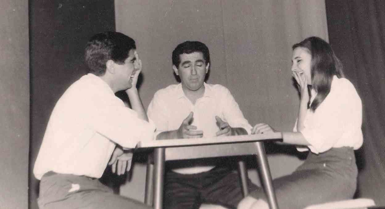 Arturo Pérez con Darío Altomaro y Alicia Villaverde en escena.