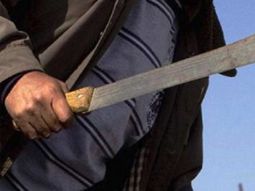 Un hombre fue sorprendido con más de medio kilo de marihuana en El Bolsón y atacó a la policía con un machete. Un hombre fue sorprendido con más de medio kilo de marihuana en El Bolsón y atacó a la policía con un machete.