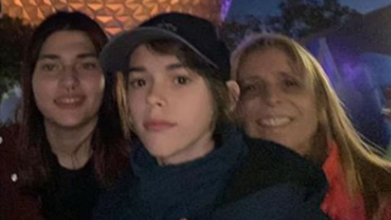 Marisa López junto a la familia Fort.