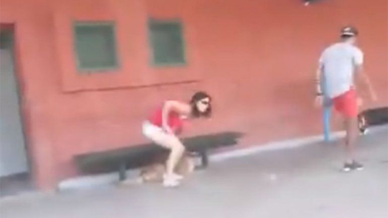 Indignante: video muestra como una mujer abandona a su perrito