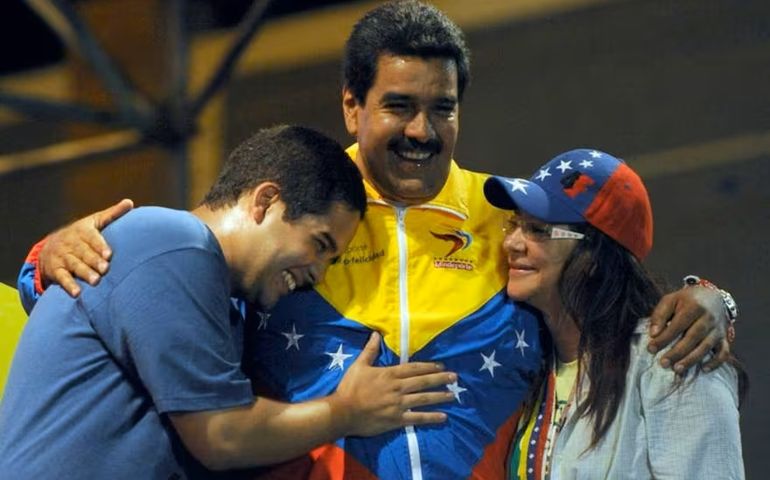 Nicolasito abraza a su padre, el presidente Nicolás Maduro Nicolasito abraza a su padre, el presidente Nicolás Maduro