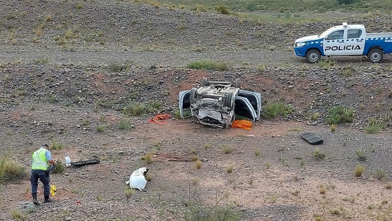 Un hombre perdió el control de su auto, volcó y está internado