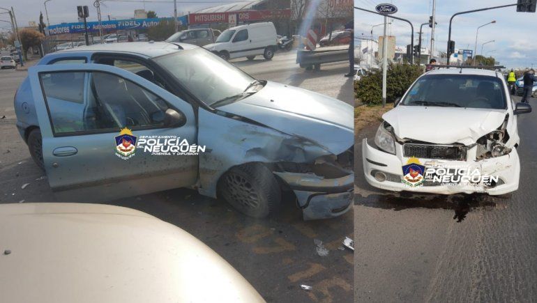 Conductor cruzó en rojo y lo chocaron sobre la Ruta 22