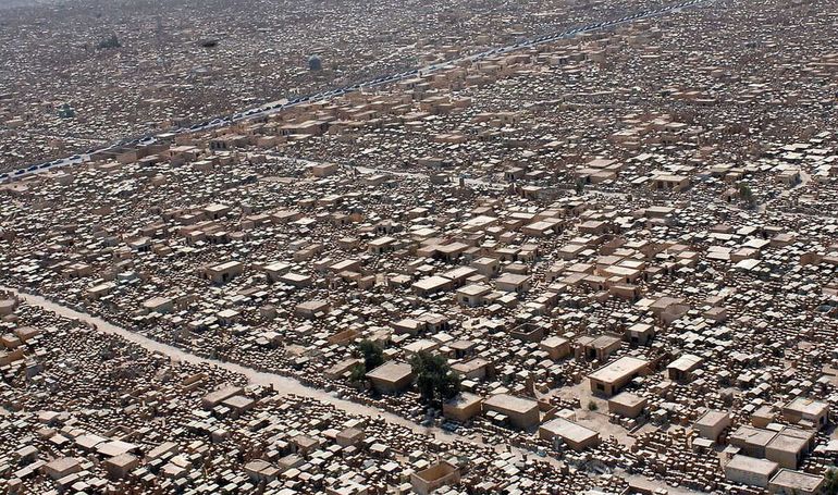 El argentino recorrió distintas regiones de Irak y aseguró que el cementerio de Wadi al-Salam fue la experiencia más impactante de todo el viaje.