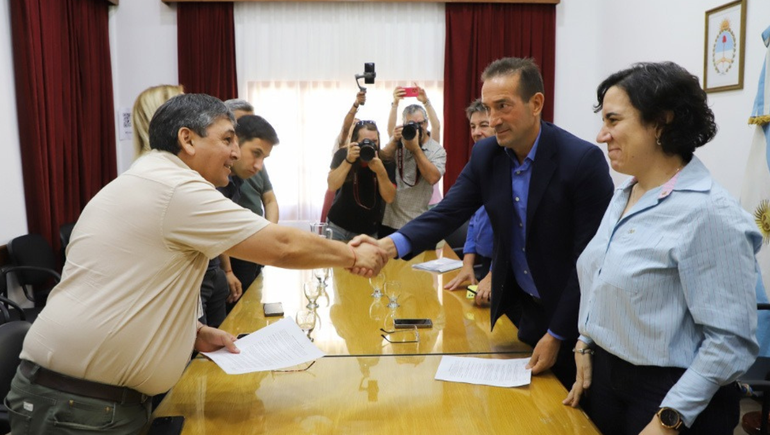 Estatales y Policía de Neuquén cobran la ropa de trabajo: fecha y monto - Image 2