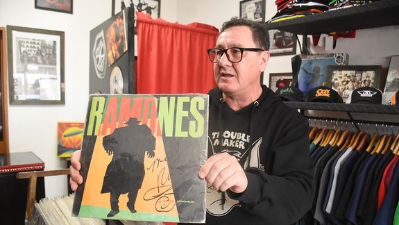 Cerró el negocio de Neuquén que ofrecía tesoros del rock de los 80: dónde conseguir sus vinilos