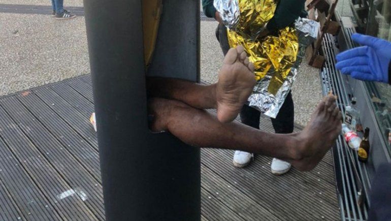 Atrapado dentro de un poste de luz por querer sacar su celu