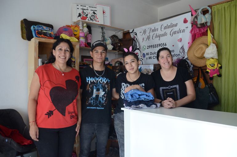 Belén junto a su hija Nicole Porta y su novio, Maxi Rivera y su amiga, la tesorera del ropero, Rosa Villamán.