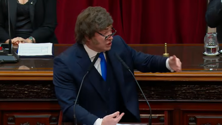 Javier Milei desencajado con la oposición: ¡Manga de ladrones, chorros!