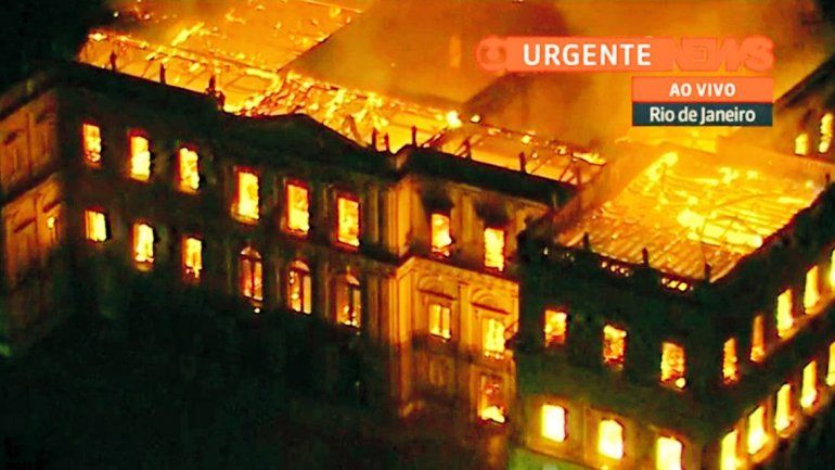 Dantesco incendio consume el Museo Nacional de Brasil