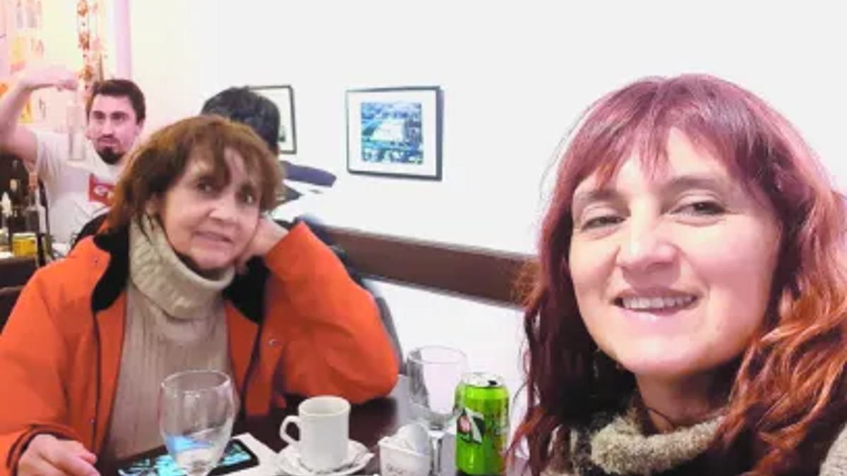 Quiso llevar a su mamá de viaje, la estafaron y ahora rifa su bici para ...