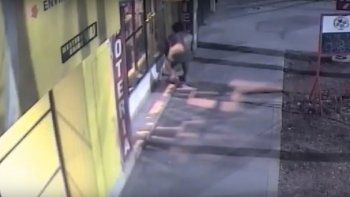 mira como un joven intenta robar una agencia de quiniela mira como un joven intenta robar una agencia de quiniela