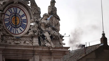 fumata-negra-en-el-conclave-de-2013.webp