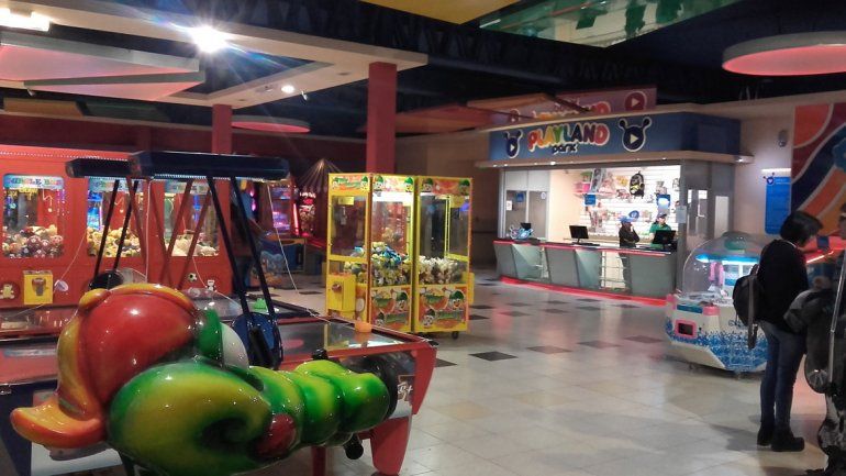 Las dos empleadas robaron el dinero de una de las oficinas del local.