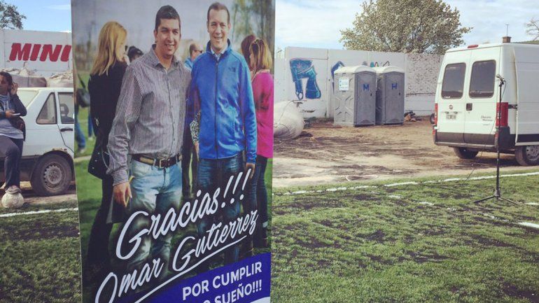 Un banner con la foto de Gutiérrez y los logos generó polémica.