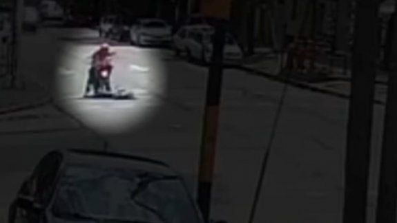 El momento en el que un motociclista atropella a una mujer
