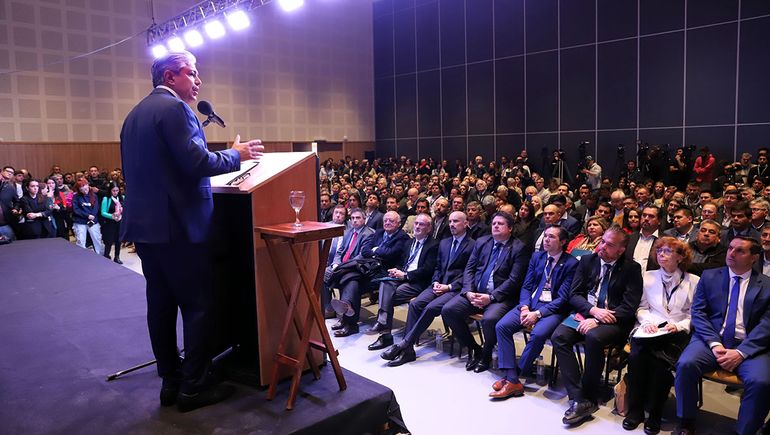 Rolando Figueroa en el 39° Comité de Inegración de Los Lagos con funcionarios y empresarios chilenos en el Centro de Convenciones Domuyo. Rolando Figueroa en el 39° Comité de Inegración de Los Lagos con funcionarios y empresarios chilenos en el Centro de Convenciones Domuyo.