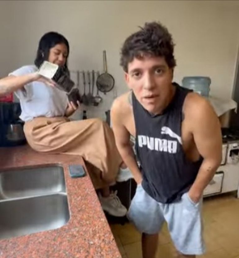 Jez y Maxi en su cocina de Río Gallegos, en uno de los videos en el que explican cómo participar del sorteo que organizaron para financiar su aventura. Jez y Maxi en su cocina de Río Gallegos, en uno de los videos en el que explican cómo participar del sorteo que organizaron para financiar su aventura.