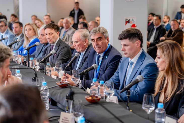 Empresarios, sindicalistas y funcionarios nacionales confluyen en la apuesta minera del Gobierno. Empresarios, sindicalistas y funcionarios nacionales confluyen en la apuesta minera del Gobierno.