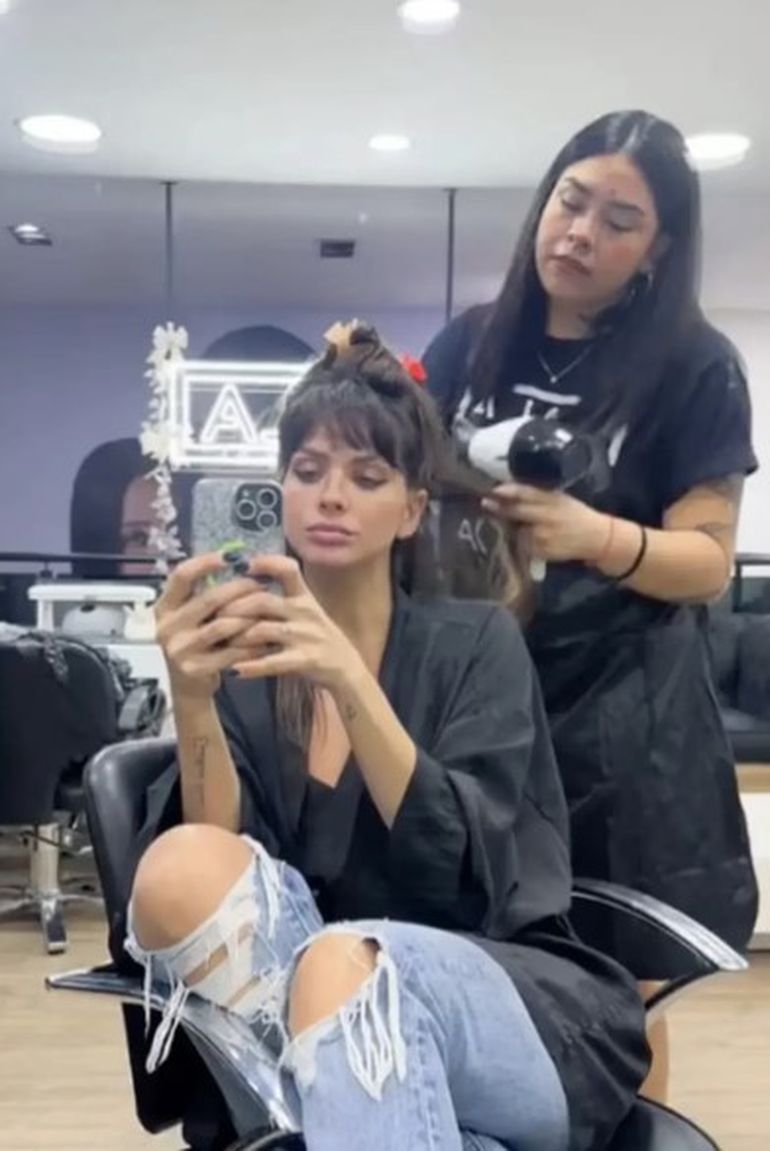 Desde la peluquería, la China Suárez fue mostrando el proceso de cambio de look.