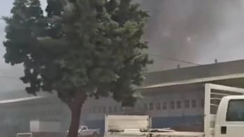 impactante incendio y gran cantidad de humo negro en el mercado concentrador de neuquen impactante incendio y gran cantidad de humo negro en el mercado concentrador de neuquen