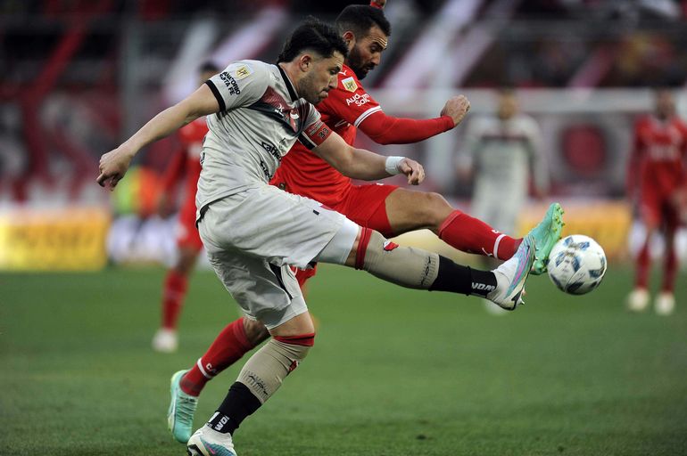 Cauteruccio, muy marcado, no pudo pesar en la ofensiva del Rojo. La gente estalló de furia. Cauteruccio, muy marcado, no pudo pesar en la ofensiva del Rojo. La gente estalló de furia.