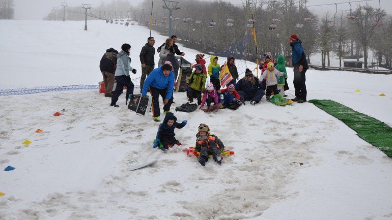 Los pequeños disfrutaron de las numerosas actividades en el cerro.