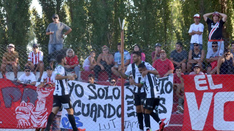 Jorge Piñero da Silva fue el gran héroe de la tarde. Aquí festeja uno de sus tantos junto a Carrera (anotó el quinto) y Morales.