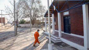 Disfrazados de albañiles, robaron dólares y joyas de una casa