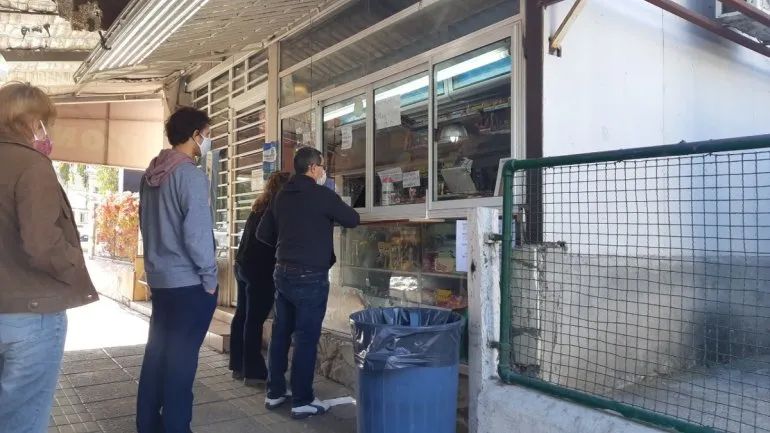 En todos los quioscos había colas para tratar de comprar cigarrillos. En todos los quioscos había colas para tratar de comprar cigarrillos.