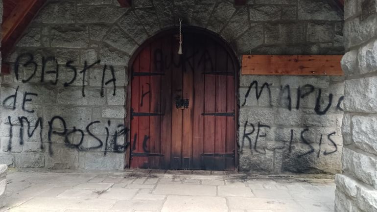 Aparecieron pintadas mapuche en una Iglesia, pero la comunidad se despegó