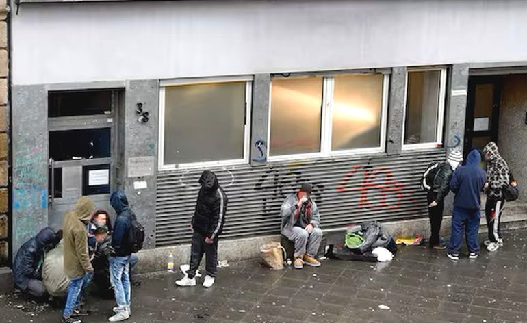 Consumo y venta de drogas, en plena zona financiera de Frankfurt. Consumo y venta de drogas, en plena zona financiera de Frankfurt.