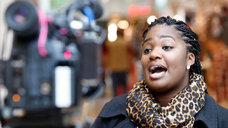 La chica fue echada de un local por una falsa acusación de robo.