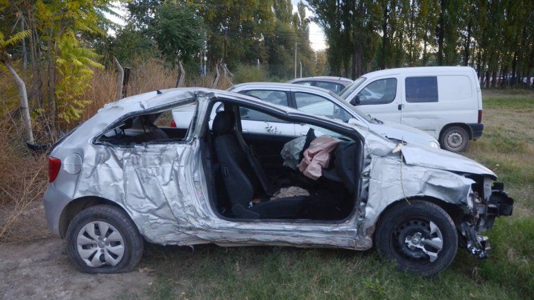 El Gol en el que circulaban los cuatro jóvenes resultó destruido tras el vuelco. Quedó secuestrado en Tránsito.